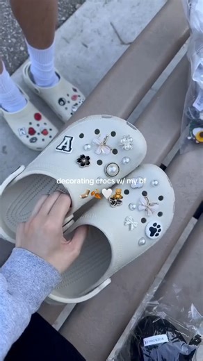¡La de decorar tus Crocs con tu mejor amigx recomendamos no saltársela! 💚 | Crocs