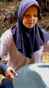 Here's how...!!! Panning using traditional equipment at large rock sites. #goldpanning #traditional