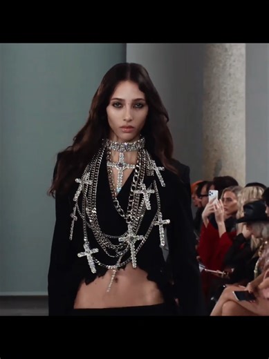 Yasmin Wijnaldum for Blumarine SS'26 #horsewalk #modeling #fashion #catwalk #supermodels