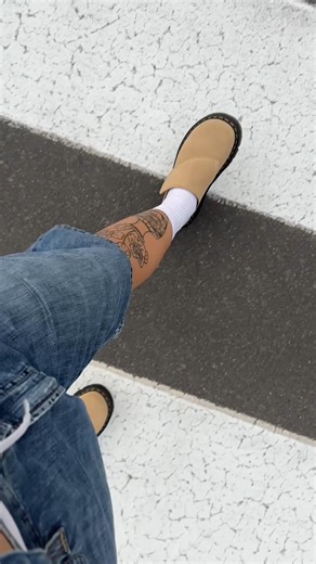 20K views · 33 reactions | Uniwersalne, superwygodne – Docsy Anywair Mule. ​ ​ Zobacz, jak stylizuje je @martynapilat | Dr. Martens Polska | Facebook