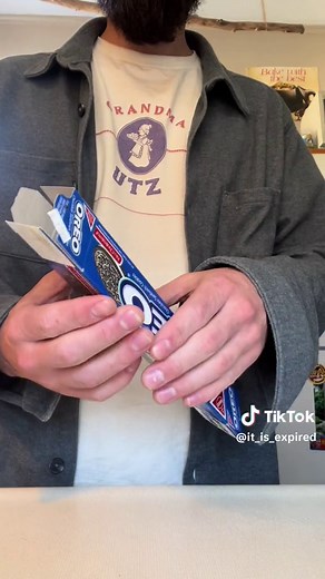 Bringing life back to a 1999 Oreo box (single sleeve) #oreo #nabisco #restoration #timecapsule #90s