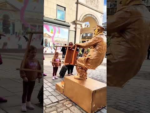 The Naughty Goldman loves to play tricks. #livingstatue #performer #invisible-seat #floating