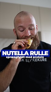 Perfekt til sukkertrang og fedttab 💪🏻 Er stor fan af hytteost “brød” forbi det er pakket med protein og så er der flere kcal til alt muligt andet. 🙋🏼‍♂️Mange af vores klienter gider ikke større mænger kød, så det kan det her brød være en redning 200g hytteost 2 æg 1 tsk vanilje sukker eller paste Lidt sødemiddel 15 min på 180 grader i ovnen - hold øje med det fordi vi går efter gylden farve. Indholdet kan være 1 spsk nutella med 2 spsk vanilje skyr og toppet med jordbær i skiver. Værsgo! ✅ P
