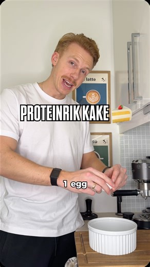 Proteinrik kake 🍰 Ingredienser: 1 egg 🥚 50 g gresk yoghurt 70 ml melk (ønsket melk) 🥛 35 g mel 25 g proteinpulver med vanilje smak 1/2 ts bakepulver Ønsket mengde honning 🍯 Bland sammen og sett den i ovnen på 180 grader i 20-25 min Næringsinnhold: 338 kcal/32 g karbo/31 g protein/8,5 g fett | Coach Heltne