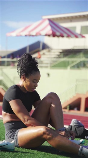 Training on my period? Yes, I do. Yes, it can hurt. Yes, it can feel uncomfortable. I know it’s tempting to stay in bed or skip training when you’re on your cycle but the mental and physical relief is often waiting at the end of that session. Once I can move, I push through. And 9/10 times, I feel better after. No days off… unless you really need one. Even on my cycle. If you haven’t tried it, I encourage you to. Ladies…who else relies on that endorphin dopamine hit during their period?