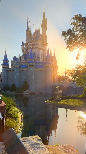 Cinderella’s Castle | Magic Kingdom, Walt Disney World 🏰☀️Waking up early for that Magic Kingdom sunrise? WORTH IT.✨There is something absolutely breathtaking about seeing Cinderella’s Castle in the soft glow of the early morning light. The colors look incredible, the details pop, and there’s this peaceful, quiet magic in the air before the park fills up. It feels like you have this iconic view almost to yourself! If you get the chance, experience the castle in the morning – it’s pure fairytale