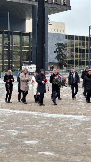 🕊️ Jan Palach (11. 8. 1948 – 19. 1. 1969) Senátorky a senátoři v čele s předsedou Miloš Vystrčil na Václavském náměstí uctili památku studenta Jana Palacha, který zde před 57 lety učinil na protest sovětské okupaci oběť nejvyšší, aby probudil československý národ z letargie. Zdeněk Nytra Jana Mračková Vildumetzová Jiří Růžička - senátor #ceskysenat #janpalach | Senát Parlamentu ČR