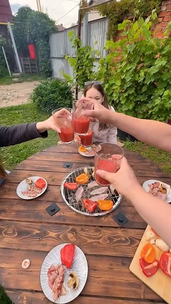 ケーブルコイルから作る裏庭用BBQテーブル