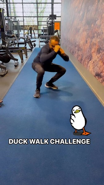 DUCK CHALLENGE 🦆 Waggel je weg naar de winst! 🏆 Deze week bij HWF: de Duck Walk Challenge! 🦵 Hoe ver kun jij diep gezakt lopen zonder de vloer aan te raken? Heen en terug = 2 punten. Schrijf je score op het bord en wie weet waggel jij weg met een Personal Training van Boudewijn! 💪 De winnaar van vorige week is John Roest! #StayHealthy #BetterEveryDay #HWF #HealthWorksFitness #challenge #Fitness #challenge #duckwalk #lopen #duckwalkchallenge #kracht #groepslessen #fit #sporten #gym #sportscho