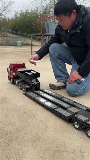 Gooseneck hanging board that can automatically lift