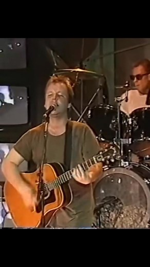 I Pixies sono una di quelle band che hanno cambiato il corso del rock senza nemmeno volerlo davvero. Con il loro mix di suoni ruvidi, melodie irresistibili e quel classico stile quiet-loud-quiet, hanno influenzato intere generazioni di musicisti — sì, anche i Nirvana. Tra i brani più iconici del gruppo c’è sicuramente “Where Is My Mind?”, pubblicato nel 1988 nell’album Surfer Rosa. Un pezzo ipnotico, sospeso, che sembra galleggiare tra sogno e realtà. Il ritornello etereo, la voce di Black Franc