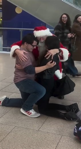 EL ESPAÑOL on Instagram: "❤️ Así ha sido el emocionante momento de una pareja que se ha comprometido en mitad del aeropuerto de Dublín sin saber que justo en ese momento aparecería un inesperado personaje: Papá Noel. En medio del bullicio típico de un aeropuerto, una historia de amor logró detener el tiempo y arrancar múltiples sonrisas a quienes la presenciaron. Entre maletas y las prisas de los demás, un joven decidió arrodillarse ante su pareja para pedirle matrimonio. Lo que nadie imaginaba