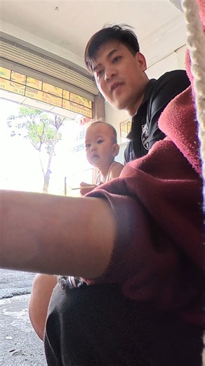 Đừng chủ quan khi thấy màn hình iPhone bị hở ron, Thay Pin iPhone 12 Pro Max xong phải giục khách đi ép kính lại gấp. #dienthoainhanh #thaypiniphone12promax #thaypiniphone12promaxbaotien #thaypiniphone12promaxdungluongcao #thaypiniphone12promaxbaolau | Điện Thoại Nhanh