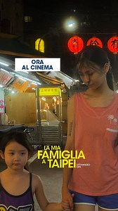 La piccola I-Jing e la sua famiglia tornano a Taipei: la madre rileva un chiosco di noodles, la sorella maggiore arrotonda con un lavoretto, mentre lei esplora con meraviglia la nuova città. Finché il nonno non le vieta di usare la sua mano sinistra, dice che è "la mano del diavolo". Questo divieto innescherà una serie di conseguenze inaspettate: con la sua mano sinistra, I-Jing risolleverà le sorti della sua famiglia e arriverà a sfiorare un segreto ben custodito. 🎇 LA MIA FAMIGLIA A TAIPEI (L