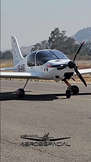 Vuelo de demostración del avion de fabricación mexicana Halcón 2