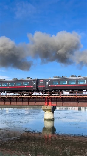 釧路観光コンベンション協会/Kushiro Tourism & Convention Association | 🚂1/23(金)SL冬の湿原号🚂 駅方面の空にSLの蒸気がもくもくと登る。 わくわく。 胸が高鳴る。 そろそろくるかな？ キターー😆 乗ってる人も、撮る人も 気持ちは１つ✨ お互いに SLっていいね！と思いながら手を振 り合う👋 #sl冬の湿原号 #くしろ#sl #観光列車 | Instagram