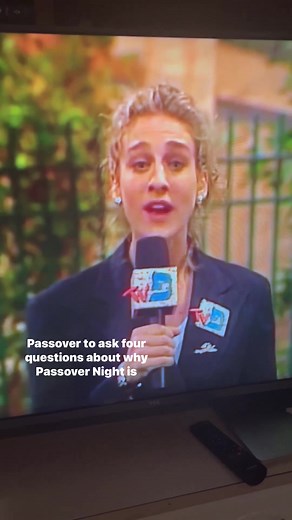 “Shalom Sesame” Passover Episode (1991) sketch featuring Sarah Jessica Parker, Moishe Oofnik and Oscar the Grouch. Via @yidlitkidlet #passover #oscarthegrouch #shalomsesame #sesamestreet #rechovsumsum #jewishkids