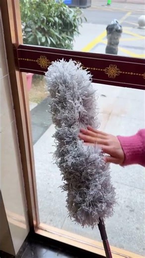 With this extendable duster, spring cleaning before Chinese New Year becomes so much easier!