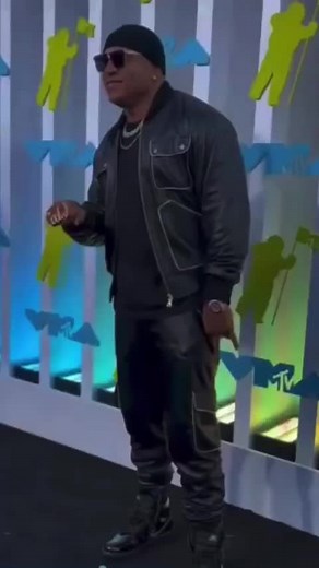 106K views · 1.4K reactions | Hello LL COOL J !  He’s hosting the #VMAs tonight!! #BET | BET | Facebook