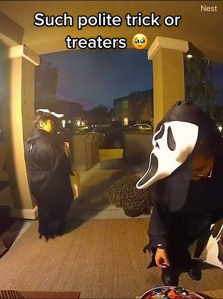 This was right after another child stole the whole bowl of candy and I had to refill it. 🥹 good kids, hope restored #trickortreat #halloween #halloween2022 #doorcam