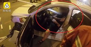 Bị thanh barie dài 4m đâm xuyên ngực, tài xế Trung Quốc vẫn bình thản chơi Wechat chờ cứu hộ