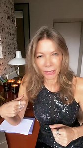 Rauhnächte! Es ist überhaupt nicht schwierig, doch etwas Disziplin brauchen wir. Wir sollten uns ungefähr zur selben Tages- oder Nachtzeit der Frage widmen: „Was will ich loslassen, was bereitet mir Sorgen? Womit setze ich mich unter Druck“?? Vorbereitung: Wir bereiten für uns einen schönen, ungestörten Platz vor, zünden eine Kerze an, inspirieren uns vielleicht mit ein wenig Musik, legen oder setzen uns bequem ohne Zeitdruck hin. Jetzt bleiben wir dran und fragen „Welche Personen, Dinge oder Ge