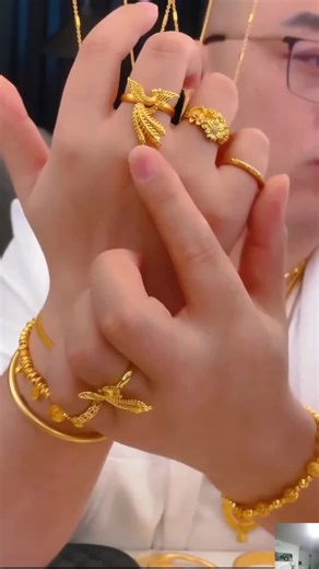 A dazzling lucky cat pendant necklace, the same style as those found in gold shops, a versatile women's accessory. Leher Titanium Anti Karat untuk Wanita Plated Earrings Screw For Women Lightweight Jhumka Gelang Manik Bertuah Tiga Cincin Emas Fashion