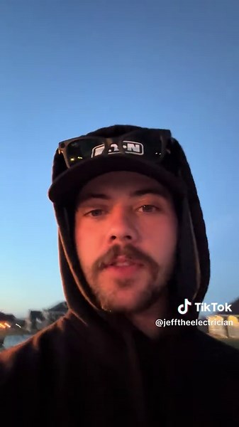 High pressure sodium for a resi post light? In 2025?😂 am I the problem? #fyp #getreal #electrician #grandpa #oldtimer