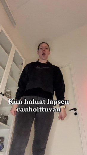 Vuorovaikutuksessa sanallinen ja sanaton viestintä voivat parhaassa tapauksessa tukea toisiaan. Tällöin vaikuttaminen on myös tuloksellisempaa. Toisaalta pahimmassa tapauksessa sanaton viestintä voi jopa kumota sanallisen viestinnän. Ja lopputulos on ristiriitainen. #toimintaterapia #toimintaterapeutti #toimintaterapeutit #vuorovaikutus #vuorovaikutustaidot #sanallinenviestintä #verbaalinenviestintä #sanatonviestintä #nonverbaalinenviestintä #ristiriitainenviestintä #occupationaltherapy #occupat
