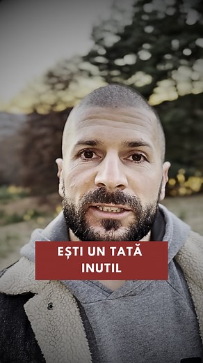 PROGRAMAREA COPILULUI NU E OPȚIONALĂ. DOAR INEVITABILĂ. Toți părinții moderni sunt de acord cu un adevăr: dacă îți traumezi copilul, îl programezi greșit pe viață. Corect. Dar atunci apare întrebarea firească: de ce nu recunoști că și protecția excesivă, cocoloșirea și hiper-emoționalizarea îl programează la fel de ireversibil? Dacă duritatea îl “strică”, de ce blândețea exagerată nu-l “înmoaie”? Există un loc în creier unde se stochează doar amintirile urâte, dar nu și cele în care ai fost învă