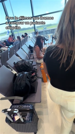 Divertida escena sobre compra de parlante