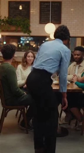 Lady’s pants split down the middle when she bent down at a restaurant — the whole place burst out laughing. #oops #viral #restaurant #fyp #fyppppppppppppppppppppppp