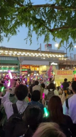 JR阿佐ヶ谷駅前の「ペンライト大集会」。1500人くらい。駅前の噴水広場に人が入りきらなかった。