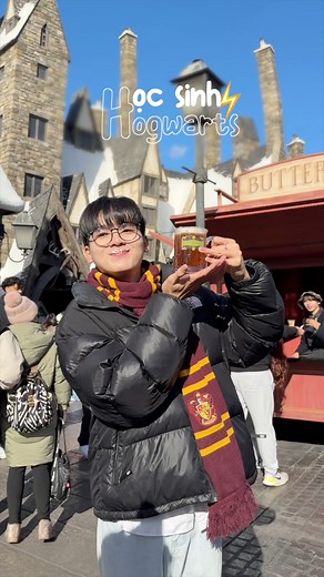28K views · 720 reactions | hôm nay phù thuỷ sinh Harry Nguyễn trở về Hogwarts để nhập học ạ!!! #harburgery #harry #schannel | Harry Nguyen 하리 | Facebook
