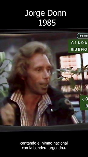 🎭 Jorge Donn sin filtro “¿Querés que venga cantando el himno con la bandera? Ese no soy yo.” En esta entrevista, Jorge Donn responde con ironía y verdad a los rumores sobre su relación con Argentina. Algunos compañeros del Ballet du XXe Siècle decían que estas reacciones solo aparecían cuando venía al país… Quizás porque aquí se jugaba algo más profundo que la danza. 💥💫 #JorgeDonn, #Bejart, #Danza, #Ballet, #ArteVivo, #SinFiltro, #Verdadero, #Argentina, #Leyenda, #Pasión, #Cultura, #Shorts, #