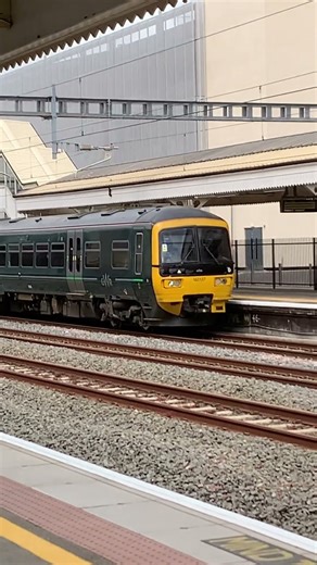 British rail class 165 at Newbury station