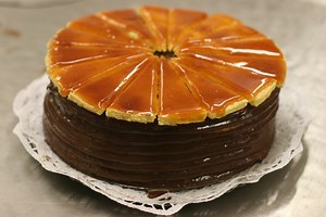 Rețeta pentru Tort Doboș, un desert pe care rar îl mai găsiți azi în cofetării