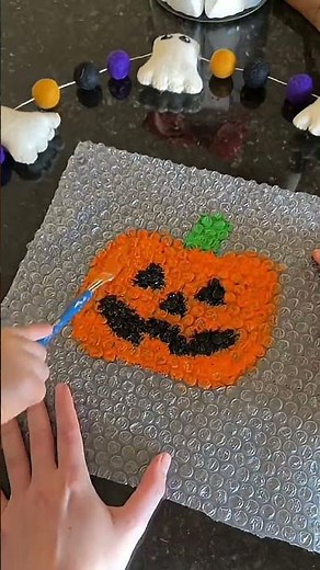 Bubble Wrap Pumpkin Painting for Toddlers #mom #diy #halloween #art