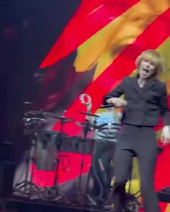 #Paramore performing 'Misery Business', in Melbourne (Night 3), Australia 🇦🇺🦘 🎥: @charlidonsurf | We Are Paramore