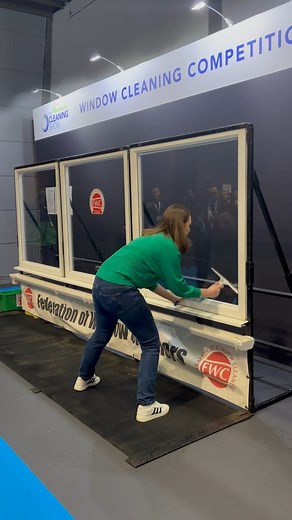 Fastest window cleaner (female) 🧽 16.13 seconds by Aliscia Burrows 🇬🇧 The Cleaning Show | Guinness World Records