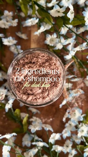 Geneviv on Instagram: "DIY Dry Shampoo for dark hair 💁🏻‍♀️ ✔️ arrowroot powder or cornstarch ✔️ unsweetened cocoa powder Easy to make with ingredients you probably already have in your pantry! I start with 1:1 ratio then add more cocoa powder until I get the color I want. Apply to scalp with a fluffy makeup brush. - can add baking soda for cleaning and odor power - essential oils like lavender or rosemary for fragrance #diy #dryshampoo #simpleingredients #homemade #beauty"