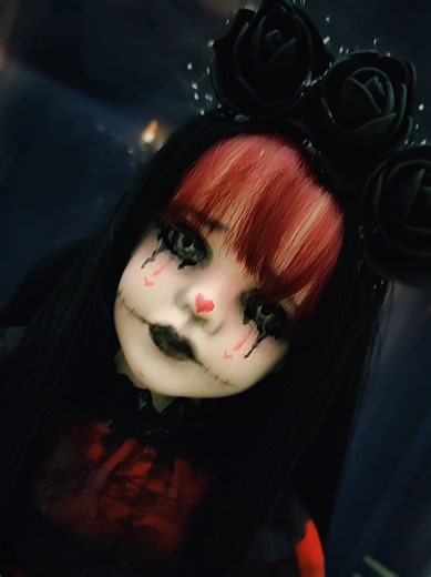 Lilli è realizzata a mano in porcellana e stoffa ed è pezzo unico da collezione #porcelaindoll #dolls #horror #hauntedoll #haunteddollcollector