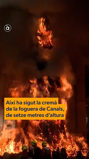 🔥Així ha cremat la foguera de Canals, la més gran del món, a la plaça Major d'esta localitat de la Costera. L’emblemàtica construcció, feta amb pins, enguany de setze metres d’alt, i vora 14 metres de diàmetre. Coronant la foguera, un tarongeret com a símbol del caràcter agrícola de la comarca. Any rere any, Canals reunix centenars d'assistents en una nit tan màgica com la de hui, que À Punt ha oferit en directe. 📎 Més informació: https://www.apuntmedia.es/noticies/cultura/canals-bota-foc-fogu