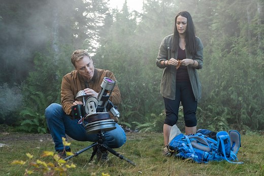 Recap: Dr. Ethan & General McCallister return & Harry DMs his people in 'Resident Alien' Season 2, Ep. 4