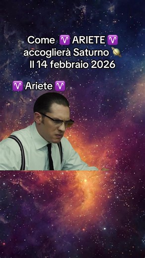 Ecco l’Ariete ♈️ che accoglie Saturno. Allora… all’Ariete le sfide piacciono, le prove anche. Quindi sì, in teoria Saturno potrebbe pure piacergli. Ma diciamolo: a nessuno fa davvero piacere Saturno. Ne facevamo tutti tranquillamente a meno. E quindi l’Ariete, da buon segno di fuoco, gli punta giustamente la pistola. 🔫🔥 Per fortuna accanto c’è il Leone ♌️, un po’ più centrato, un po’ più regale, che lo guarda e lo ferma come per dire : “Calma. Respira. Vinciamo anche questa… ma con stile.” 🪐 