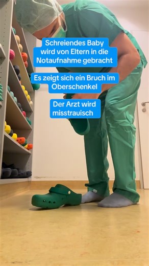 DocAzad on Instagram: "Eine Mutter/Vater bringt ein wenige Monate altes Kind in die Notaufnahme. Das Baby schreit anhaltend und bewegt ein Bein kaum noch. Die Mutter berichtet, das Kind sei vom Sofa gefallen. Es habe kurz geweint, danach sei es ruhiger geworden. Bei der Anamnese fällt auf, dass das Kind noch nicht krabbeln kann. Eigenständige Stürze sind in diesem Alter praktisch unmöglich. Bei der Untersuchung zeigt sich eine deutliche Schonhaltung des Beines. Schon kleinste Bewegungen lösen st