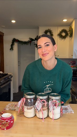 Christmas gifts from scratch 🎄🎅🏼 Did you know HOW EASY it is to make the cutest Christmas gifts from scratch?! These DIY cookie jars might just be my new obsession. With a few simple pantry ingredients and a mason jar, you’ve got the sweetest little handmade gift for neighbors, teachers, friends, coworkers… literally anyone. And let’s be honest… the holidays are expensive, your cart is probably already overflowing, and homemade is ALWAYS better!! So we’re going full cozy, full crafty, full fr