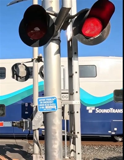 Active Railroad🚨Flashing🚨Lights 🚅Sounder Train Passing By Close-Up ASMR [Washington State USA]