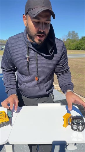 Linterna LED portátil de alta potencia ideal para trabajos exigentes, construcción, camping o emergencias. Su diseño ajustable permite dirigir la luz en el ángulo que necesites, brindando una iluminación intensa y clara. Funciona con baterías recargables de la marca amarilla o roja, ofreciendo mayor comodidad y autonomía sin cables. Resistente, compacta y perfecta para llevar a cualquier lugar. #worklight #constructiontools #outdoorgear #tiktokshopspringglowup #tiktokshopcreatorpicks