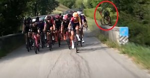 Un video mostra il grave incidente di Alice Toniolli: la bici vola dopo l’impatto contro il muretto